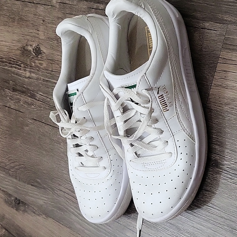 White puma shoes